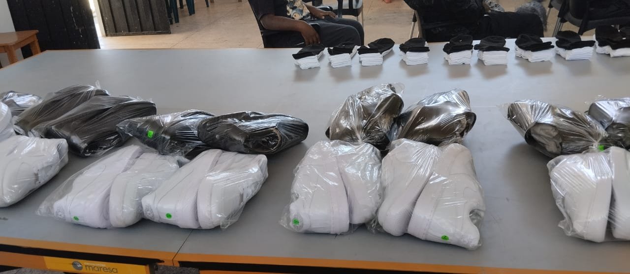 Zapatos entregados para el regreso a clases